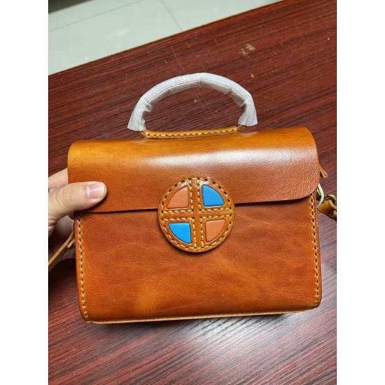 Handmade, thickened top-grain vegetable-tanned leather, heavily oiled waxed leather, hand-stitched tote bag